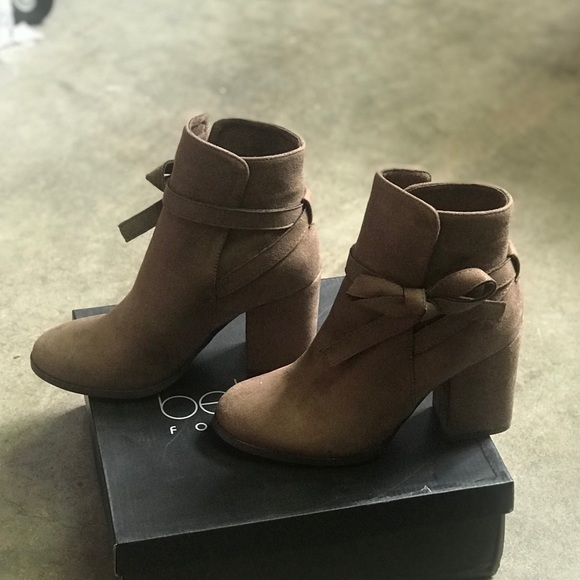 Taupe suede belt wrapped chunky heel booties - Picture 2 of 4